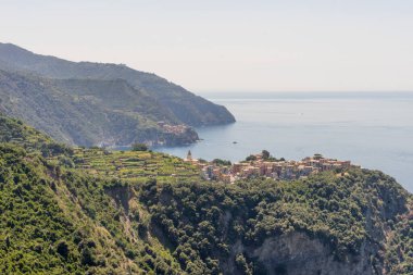 Avrupa, İtalya, Cinque Terre, Corniglia. Arkasında dağ olan büyük bir su kütlesi.