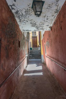 Avrupa, İtalya, Cinque Terre, Vernazza, bir tuğla binaya yakın çekim.