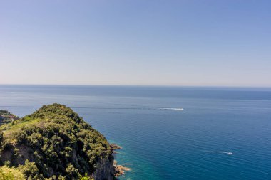 Avrupa, İtalya, Cinque Terre, Corniglia, bir su kütlesinin ortasında bir ada.