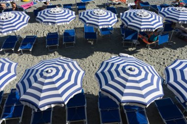 Avrupa, İtalya, Cinque Terre, Monterosso, bir plajın tepesinde oturan bir grup şezlong.