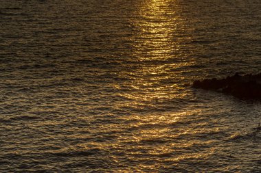 İtalya 'nın Riomaggiore Köyü, Cinque Terre' deki İtalyan Riviera 'sındaki uçurumda altın gün batımı