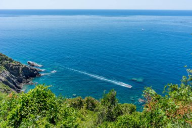 Avrupa, İtalya, Cinque Terre, Corniglia, bir su kütlesinin ortasında bir ada.