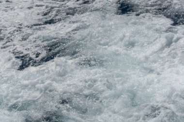 İtalya, Cinque Terre, Riomaggiore, okyanusta köpüren beyaz dalgalar