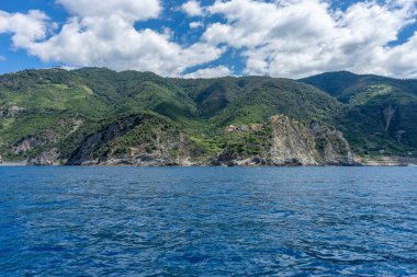 Avrupa, İtalya, Cinque Terre, Monterosso. Arkasında dağ olan büyük bir su kütlesi.