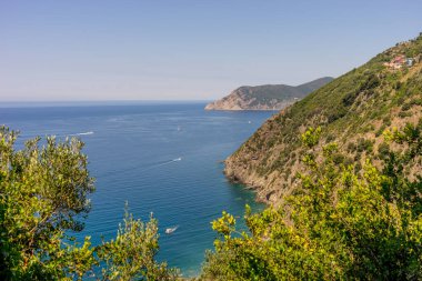 Avrupa, İtalya, Cinque Terre, Corniglia, bir su kütlesinin ortasında bir ada.
