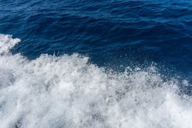 İtalya, Cinque Terre, Riomaggiore, okyanusta köpüren beyaz dalgalar