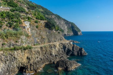 İtalya, Cinque Terre, Manarola, İtalya Riviera okyanusunun üzerindeki uçurum