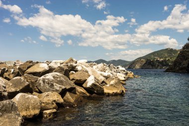 Avrupa, İtalya, Cinque Terre, Manarola, büyük bir kayanın ortasında bir ada.