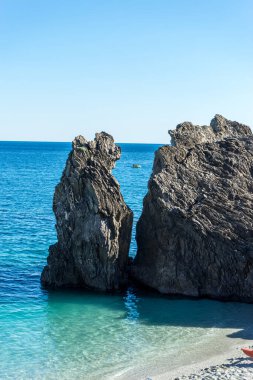 Avrupa, İtalya, Cinque Terre, Monterosso, kayanın yanında bir su kütlesi.