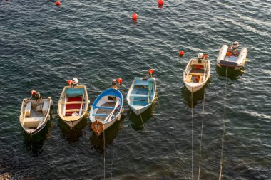 Günbatımında okyanusta tekne ve yatlar, Riomaggiore İtalyan Rivierası, Cinque Terre, İtalya