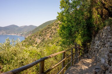 Avrupa, İtalya, Cinque Terre, Corniglia, bir dağın önündeki bank