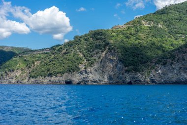 Avrupa, İtalya, Cinque Terre, Monterosso. Arkasında dağ olan büyük bir su kütlesi.