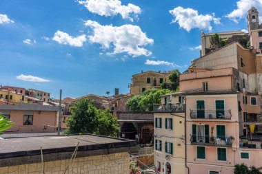 Avrupa, İtalya, Cinque Terre, Vernazza, bir binanın tepesindeki kale.