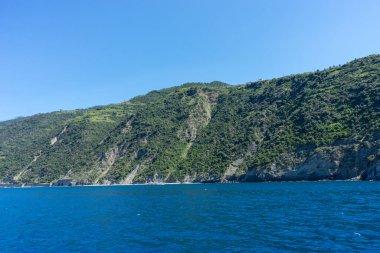 Avrupa, İtalya, Cinque Terre, Riomaggiore, arkasında dağ olan büyük bir su kütlesi.