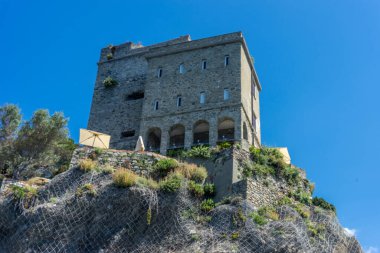 Avrupa, İtalya, Cinque Terre, Monterosso, saat kulesi olan taş bir kale.