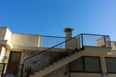 Avrupa, İtalya, Cinque Terre, Monterosso, metal çitli bir bina.