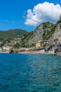 Avrupa, İtalya, Cinque Terre, Monterosso. Arkasında dağ olan büyük bir su kütlesi.