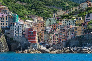 Riomaggiore şehri denizden, Cinque Terre, İtalya, Riviera