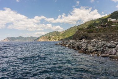 Avrupa, İtalya, Cinque Terre, Monterosso. Arkasında dağ olan büyük bir su kütlesi.
