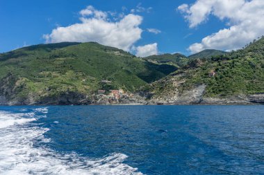 Avrupa, İtalya, Cinque Terre, Monterosso. Arkasında dağ olan büyük bir su kütlesi.