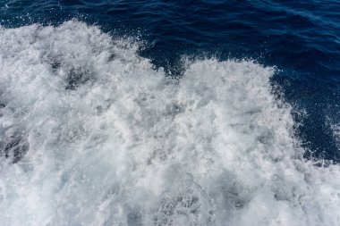 İtalya, Cinque Terre, Riomaggiore, okyanusta köpüren beyaz dalgalar