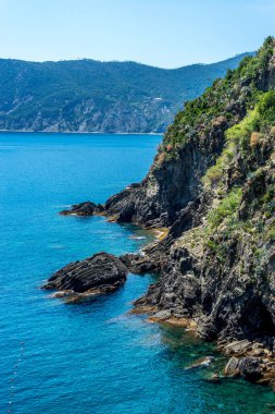 Avrupa, İtalya, Cinque Terre, Vernazza. Arkasında dağ olan bir su kütlesi.