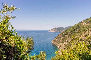 Avrupa, İtalya, Cinque Terre, Corniglia, bir su kütlesinin ortasında bir ada.