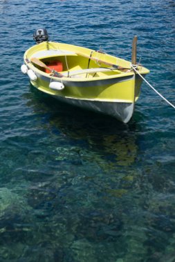 Avrupa, İtalya, Cinque Terre, Manarola, bir su kütlesindeki küçük bir tekne.