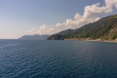 Avrupa, İtalya, Cinque Terre, Manarola. Arkasında dağ olan büyük bir su kütlesi.