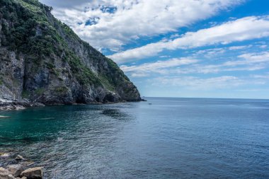 Avrupa, İtalya, Cinque Terre, Riomaggiore, arka planda dağ olan bir su kütlesi
