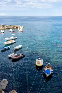 Tekneler İtalya, Cinque Terre, Riomaggiore körfezine yanaştı.