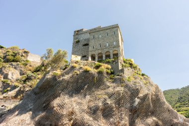 Avrupa, İtalya, Cinque Terre, Monterosso, bir kayanın tepesindeki kale.