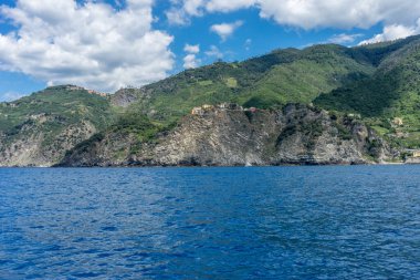 Avrupa, İtalya, Cinque Terre, Monterosso. Arkasında dağ olan büyük bir su kütlesi.