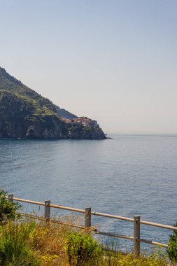 İtalya, Cinque Terre, Manarola Corniglia 'daki tren istasyonundan izlendi
