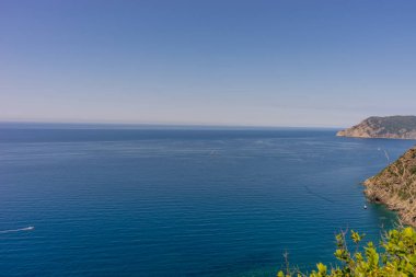 Avrupa, İtalya, Cinque Terre, Corniglia, bir su kütlesinin ortasında bir ada.