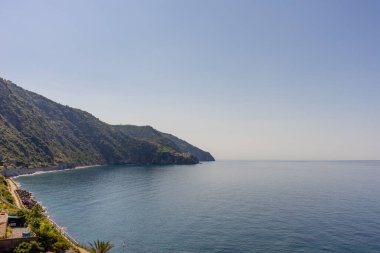 Avrupa, İtalya, Cinque Terre, Corniglia. Arkasında dağ olan büyük bir su kütlesi.