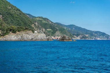 Avrupa, İtalya, Cinque Terre, Monterosso. Arkasında dağ olan büyük bir su kütlesi.