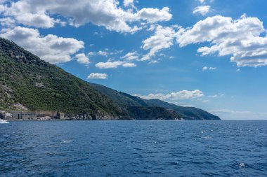Avrupa, İtalya, Cinque Terre, Monterosso. Arkasında dağ olan büyük bir su kütlesi.