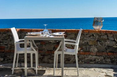 Avrupa, İtalya, Cinque Terre, Monterosso, kumlu bir plajın tepesinde oturan bir grup şezlong.