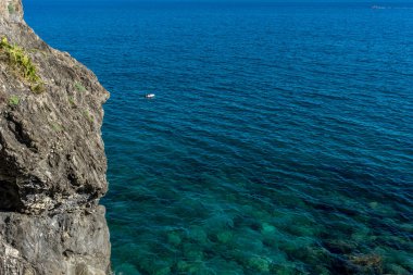 Avrupa, İtalya, Cinque Terre, Monterosso, bir su kütlesinin yanındaki kayaya yakın çekim