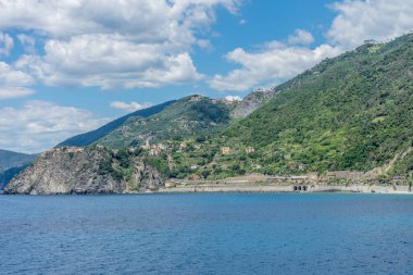 Avrupa, İtalya, Cinque Terre, Manarola. Arkasında dağ olan büyük bir su kütlesi.