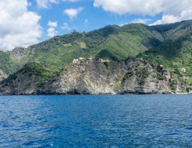 Avrupa, İtalya, Cinque Terre, Monterosso. Arkasında dağ olan büyük bir su kütlesi.