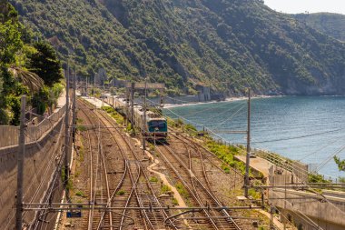 Avrupa, İtalya, Cinque Terre, Corniglia, SEA RAILROAD TRACKS 'İN YÜKSEK ANGRESİ