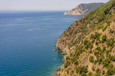 Avrupa, İtalya, Cinque Terre, Corniglia, arkasında dağ olan bir su kütlesi.