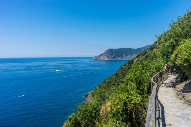 Avrupa, İtalya, Cinque Terre, Corniglia, bir su kütlesi üzerindeki köprü