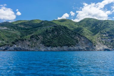 Avrupa, İtalya, Cinque Terre, Monterosso. Arkasında dağ olan büyük bir su kütlesi.