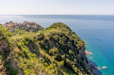 Avrupa, İtalya, Cinque Terre, Corniglia, bir yamacın yakınında bir su kütlesi.