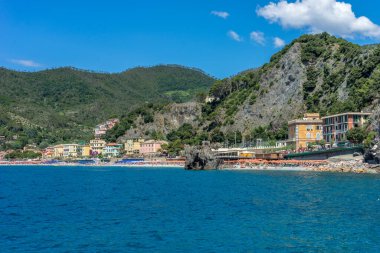 Avrupa, İtalya, Cinque Terre, Monterosso. Arkasında dağ olan büyük bir su kütlesi.