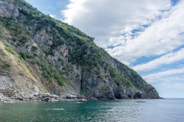 Avrupa, İtalya, Cinque Terre, Riomaggiore, arka planda dağ olan bir su kütlesi