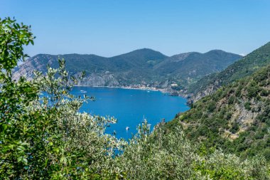 Avrupa, İtalya, Cinque Terre, Corniglia, arkasında dağ olan bir su kütlesi.